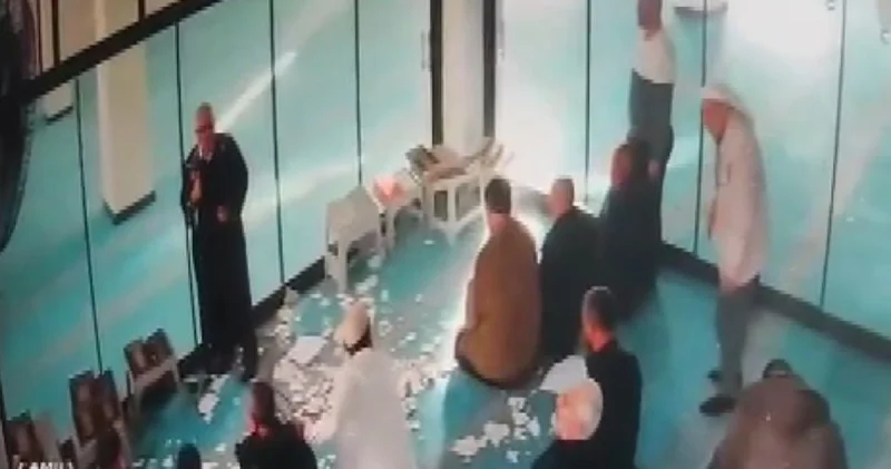 Son dakika: O anlar kamerada! Cami tavanı alçısı cemaatin üstüne düştü Son dakika haberleri