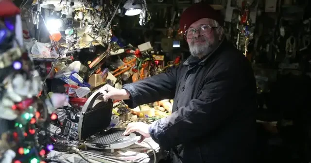 Küçük dükkanında büyük işler başarıyor: 72 yaşındaki Veysel usta binlerce parçayı ezbere biliyor VİDEO İZLE