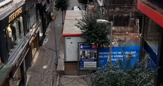 Şişli de İBB yolu elektrik trafosuyla kapattı: Mağdur vatandaşlar duruma tepki gösterdi VİDEO İZLE