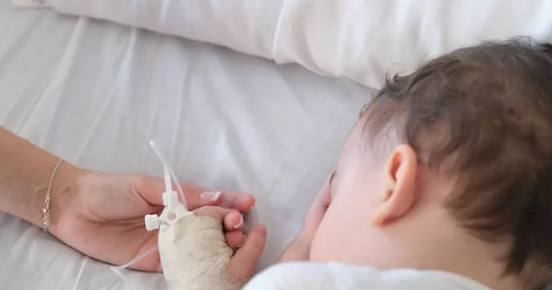 Doktorlar bile şok oldu! Covid e yakalanan bebeğin vücudu taş kesildi