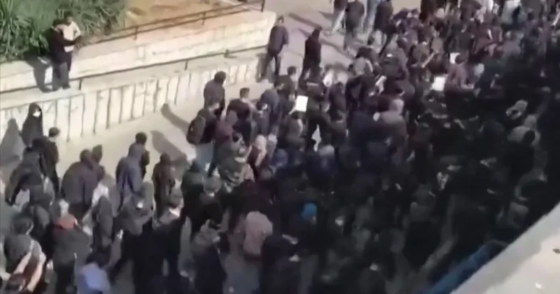 İranlı protestolara başlayan öğrenciler, seslerini duyurdu: Sınıflar boş çünkü mezarlıklar dolu Sözcü Gazetesi