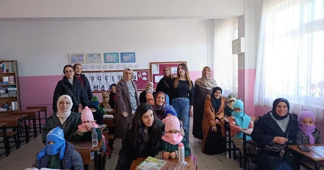 Gençlerin el emeğiyle hazırladığı hediyeler, minik yürekleri ısıttı KYK lı gençlerden köy okuluna Isıtan Eller projesi Bingöl Haberleri