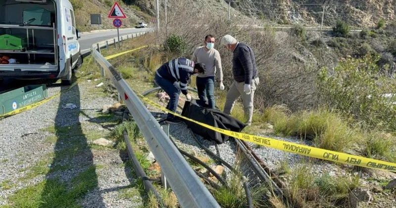 Antalya da muz bahçesine giden biri tarafından karayolu kenarında bir kadına ait cansız beden bulundu Son dakika haberleri