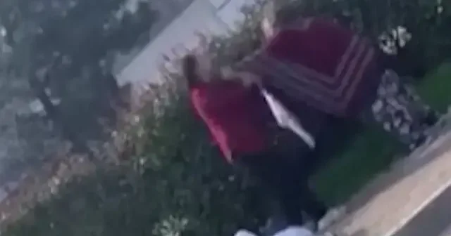 Dilenci kadınların yer kavgası kamerada VİDEO İZLE