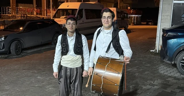 Yalova da şalvar ve kuşak giyen öğrenciler, davul çalarak sahur geleneğini yaşatıyor Yalova Haberleri