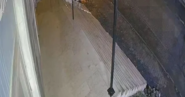 Yolda bayır aşağı kayan otomobil, elektrik direğine çarptı; anne ve oğlu yaralı Samsun Haberleri