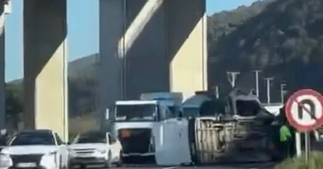 Devrilen minibüs, yolun karşısına geçti Bursa Haberleri