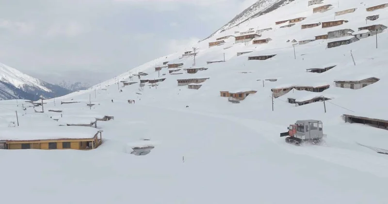 Rize de kar boyu 3 metreyi aştı: Evler kara gömüldü!