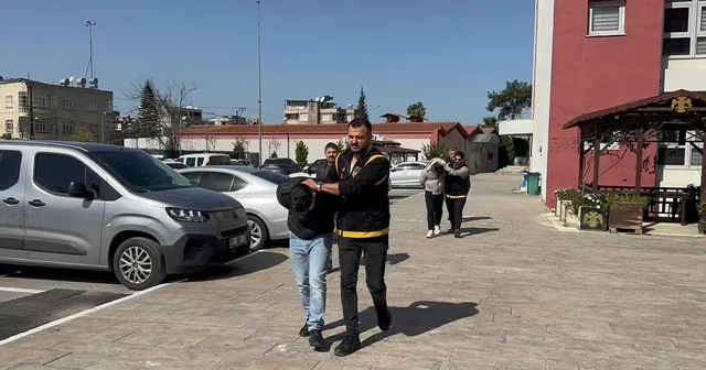 Yol verme kavgası cinayetle bitti Suriye uyruklu genç çıkan kavgada ölürken 3 şüpheli tutuklandı Bıçağı kullanan kişi: Bize saldırdı, dayanamadım Adana Haberleri