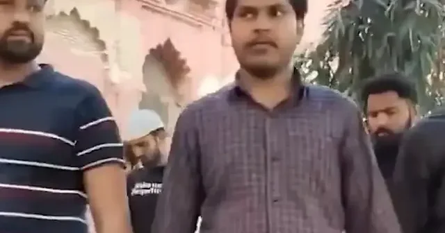 Namaz kılan Müslüman öğrencileri korumak için zincir oluşturdu VİDEO İZLE