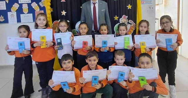 Hisarcık ta İstiklal Marşı nı hatasız ve ezbere okuyan öğrenciler ödüllendirildi Kütahya Haberleri