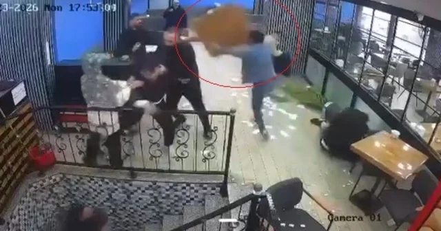 Kafede karşılaşan husumetli iki grup, birbirlerine masa ve sandalyelerle saldırdı; o anlar kamerada Bursa Haberleri