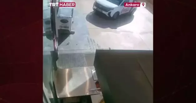 Park edeyim derken vitrini indirdi: Ankara da otomobil pastaneye daldı
