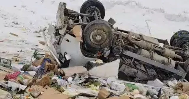 Yüksekova da kamyonet şarampole yuvarlandı: 1 kişi yaralandı Hakkari Haberleri