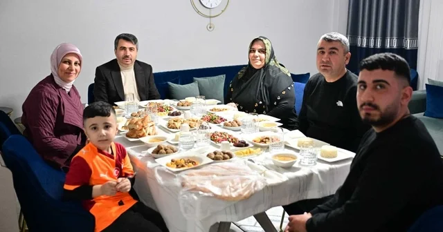 Yıldırım Belediye Başkanı Yılmaz, şehit Samet Çaldır ın ailesiyle iftar yaptı Bursa Haberleri