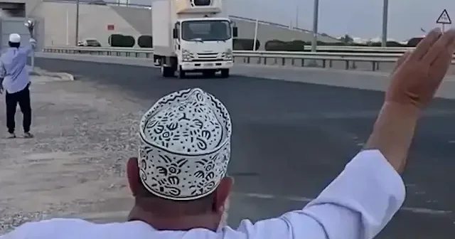 Ummanlı adam yoldan geçenlere 17 yıldır ücretsiz iftar veriyor VİDEO İZLE