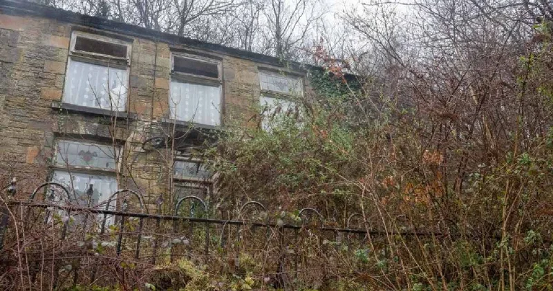 Yüzlerce kişinin yaşadığı köyden bir gecede kaçıp gittiler: Evlerinde perdeler bile asılı duruyor