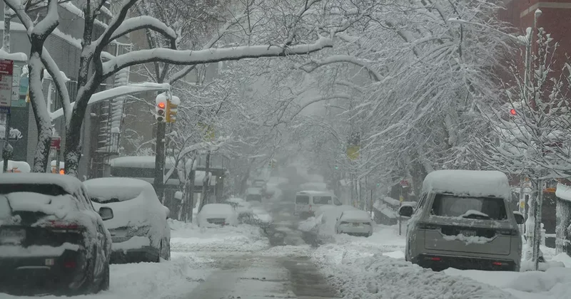 ABD de tarihe geçen kar fırtınası! 10 binden fazla uçuş iptal, yüzbinlerce kişi elektriksiz
