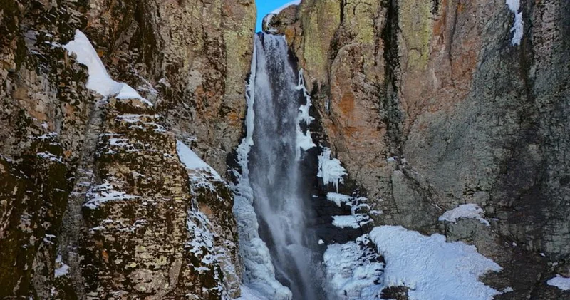 Eriyen kar sayesinde yeniden canlanan Çır Şelalesi görüntülendi
