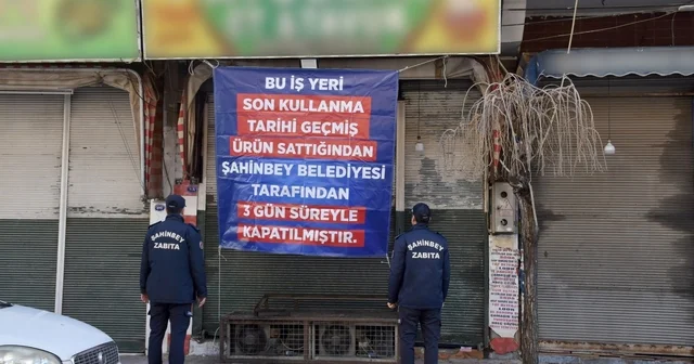 Şahinbey de son kullanma tarihi geçmiş ürün sattığı tespit edilen iki iş yeri kapatıldı Şahinbey Belediyesi zabıta ekiplerinden Ramazan denetimleri Gaziantep Haberleri