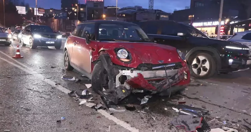 Direksiyon başında bayıldı! 5 araca ve motokuryeye çarptı