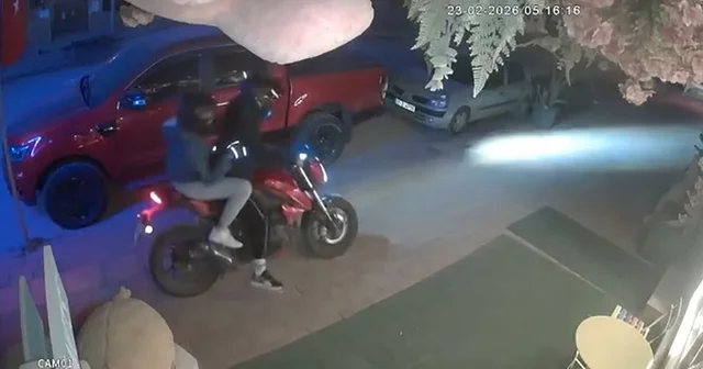 Dükkanın önündeki oyuncak ayıyı çaldılar Antalya Haberleri