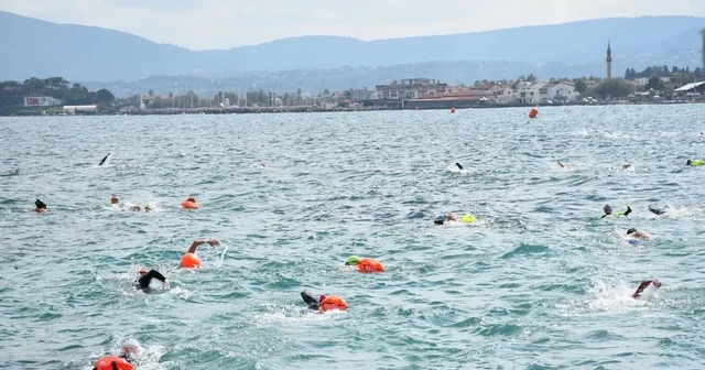 Kış ayında çocuklar için Hava soğuk, su soğuk, yürekler sıcak sloganıyla kulaç attılar İzmir Haberleri