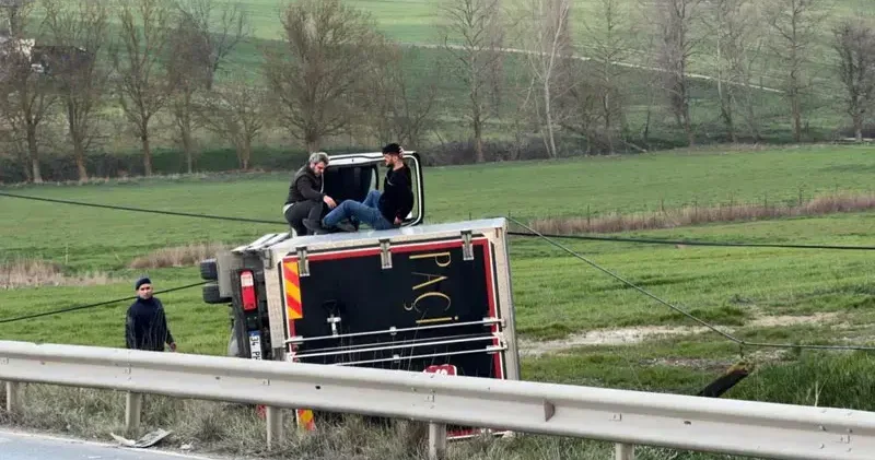 Arnavutköy’de kamyonet tarlaya uçtu: 2 kişi hafif yaralandı
