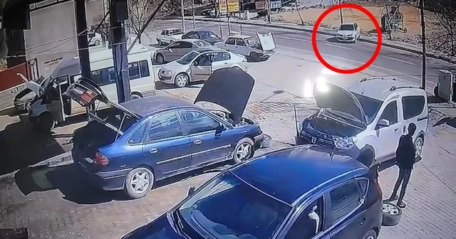 El freni çekilmeyen otomobil hareket edip kaldırıma çıktı, o anlar kamerada Mardin Haberleri