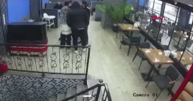 Bursa da husumetli gruplar kafeyi meydan savaşına çevirdi