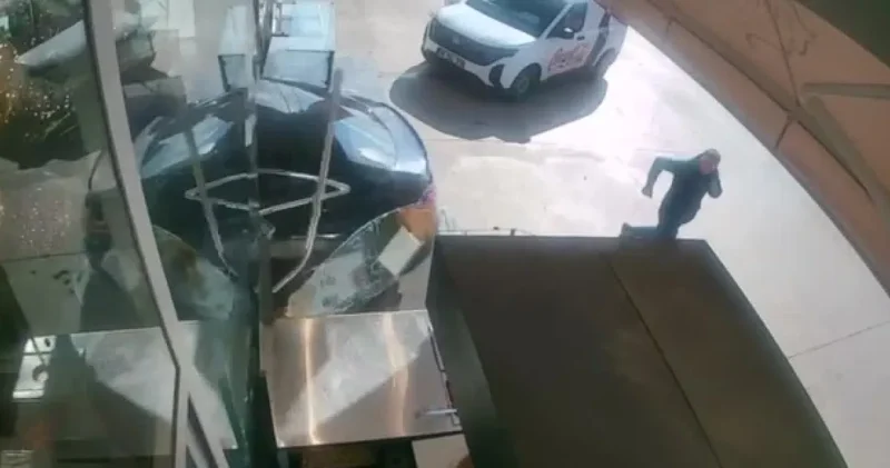 Kontrolden çıkan araç pastaneye girdi: Saniye saniye kameraya yansıdı