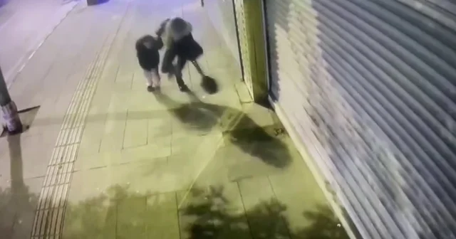 Kontrollü yıkımda çöken binadan koşarak kurtulan anne ve kızın kaçış anları kameraya yansıdı Hatay Haberleri