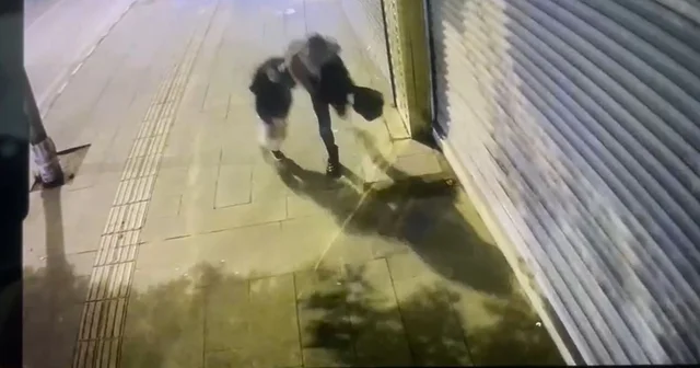 Kaldırımda yürüyen anne ile kızı, çöken binadan savrulan beton parçalarından kaçarak kurtuldu Hatay Haberleri