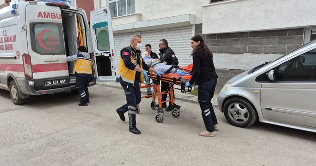 Evinde düşerek yaralanan yaşlı kadın dakikalarca yardım bekledi Yaralı yaşlı kadın, yakınlarının kapıyı açması sonrası hastaneye kaldırıldı Eskişehir Haberleri