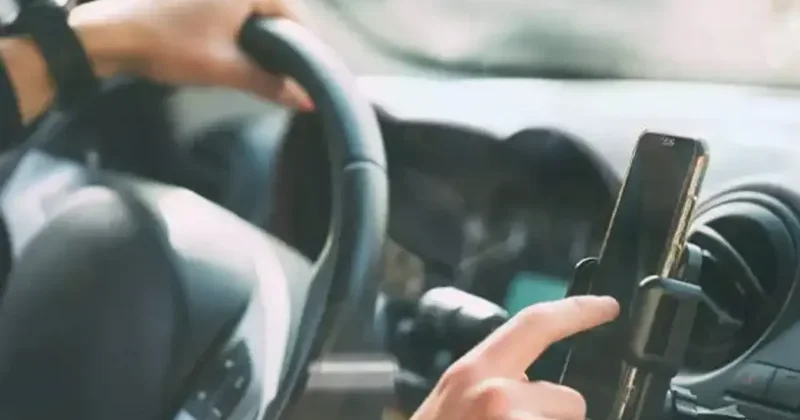 Otomobillerde telefon tutucular yasaklandı mı? Milyonları ilgilendiren açıklama