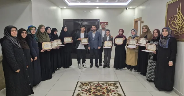 Sivas ta 10 öğrenciye hafızlık belgesi verildi Sivas İl Müftülüğüne bağlı Kur an kursları ve Hafızlık Proje İmam Hatip okullarında eğitimlerini tamamlayan 10 öğrenci, düzenlenen törenle hafızlık belgelerini aldı Sivas Haberleri