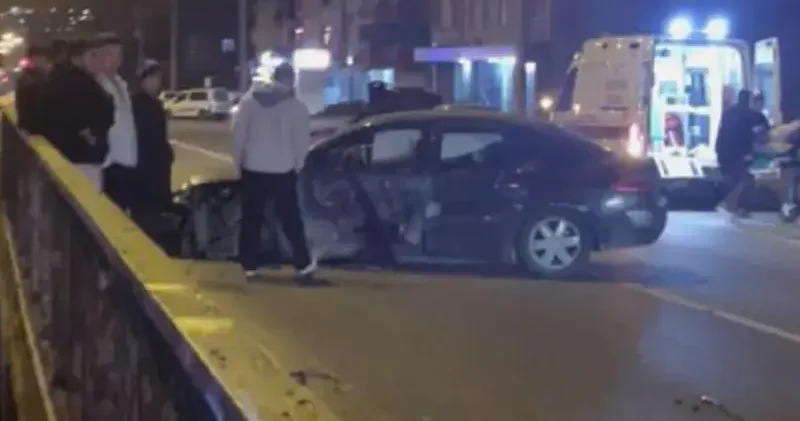 Kediye çarpmamak için manevra yapıp refüjdeki korkuluklara vurdu; 2 yaralı