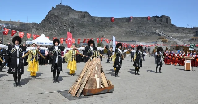 Kars ta Nevruz coşkusu: Ateş yakıldı, halaylar çekildi Protokol nevruz ateşi üzerinden atladı Kars Haberleri