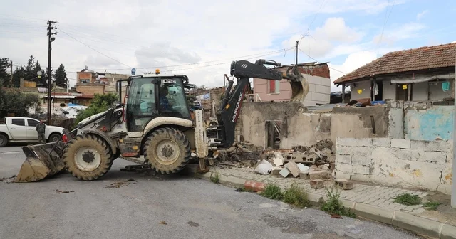 Akdeniz de tehlike saçan metruk yapılar yıkılıyor Mersin Haberleri