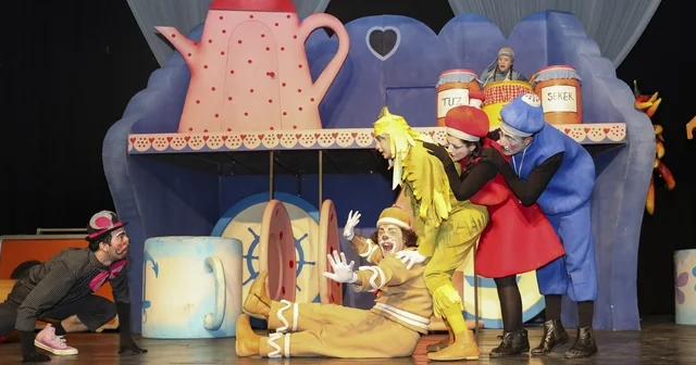 Mersin de Bisküvi Adam oyunu miniklerle buluştu Mersin Haberleri