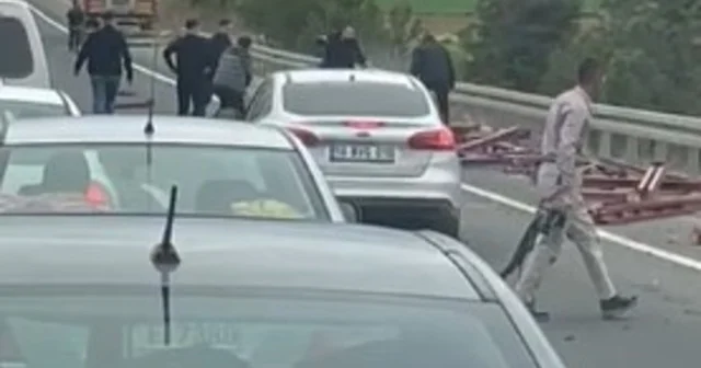 Tırda yüklü olan profil demirler yola savruldu, arkadaki araç zarar gördü Eskişehir Haberleri