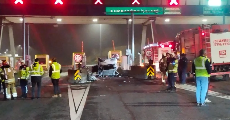 Pendik te gişelere çarpan otomobil devrildi: 2 yaralı