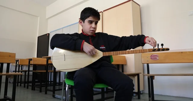 Gözleri görmeden hissederek çalıyor Görmeden çalıyor ve söylüyor, ikinci Aşık Veysel yetişiyor Sivas Haberleri