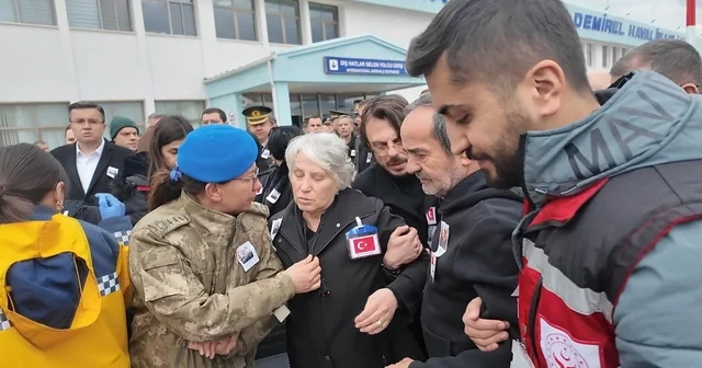 Şehit Binbaşı Sinan Taştekin in naaşı Isparta ya getirildi Anneden, yürüyebilecek misiniz soruna Yürürüm, yakışıklı oğlum benim. Ben oğlum için her şeyi yaparım cevabı Isparta Haberleri