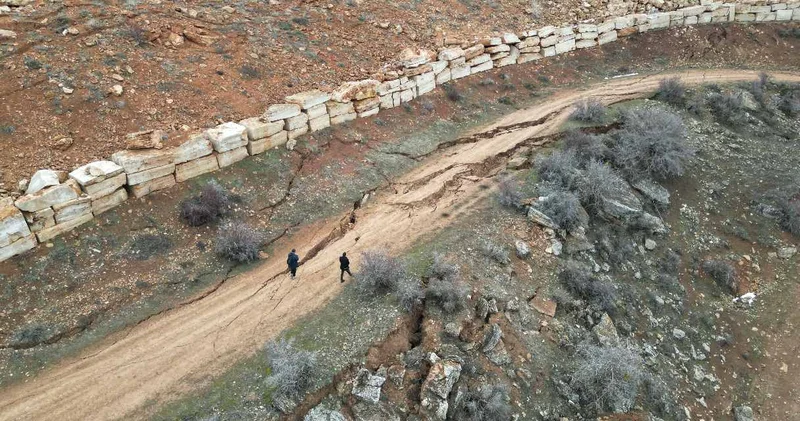 Köylüler korkuya kapıldı: Yolda çatlak ve yarıklar oluştu