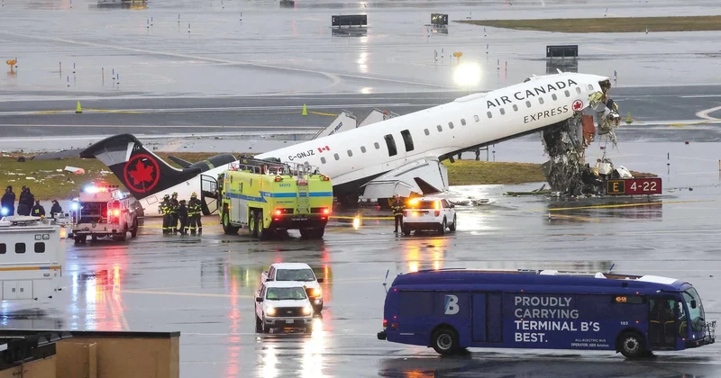 ABD’de dehşet kaza: 2 ölü 43 yaralı... İnişte itfaiye aracına çarptı
