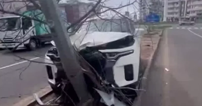 Diyarbakır’da otomobil refüje çıkıp direğe çarptı: 1 yaralı