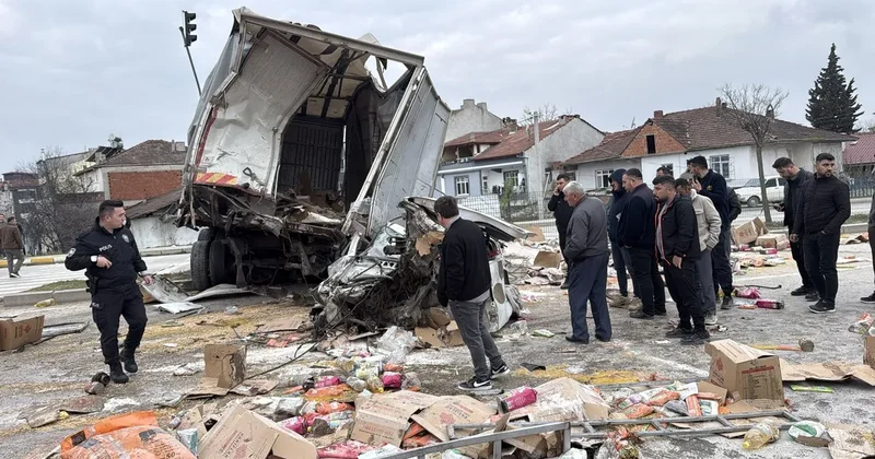 SON DAKİKA Samsun da zincirleme kaza: Kamyon 4 aracı pert etti! 10 u öğrenci, 19 yaralı