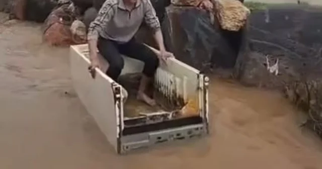 Yola dolan suda hurda buzdolabı kasasıyla ilerledi Mardin Haberleri