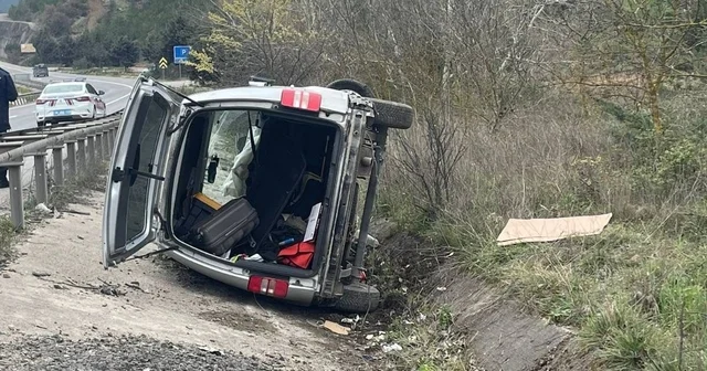 Bilecik te hafif ticari aracın yol kenarına devrildiği kazada 2 kişi yaraladı Bilecik Haberleri